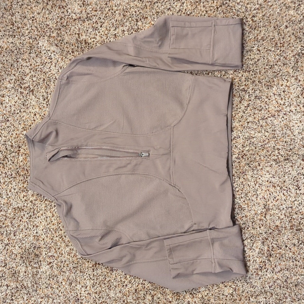Medium cropped athletic shirt